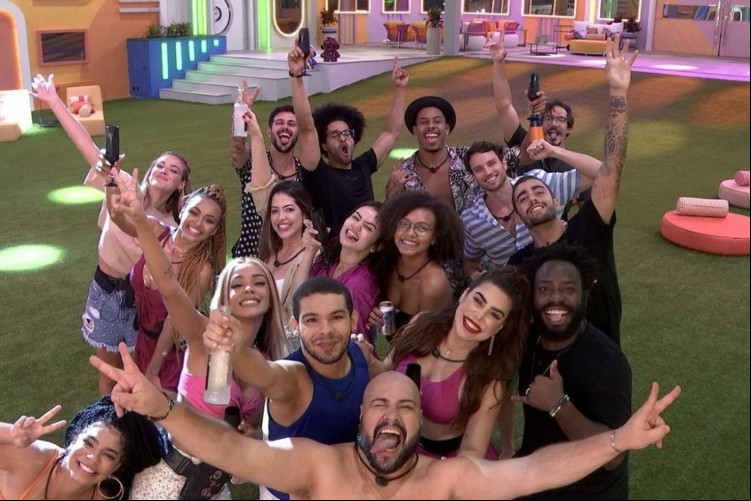 Três dos 20 participantes do BBB 22 ainda não entraram na casa por terem testado positivo para a Covid-19. Quem já entrou, aproveitou a noite com festa; veja como foi