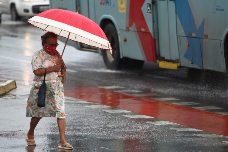 FORTALEZA,CE, BRASIL, 04.02.2022: Pessoas andando com guarda chuva durante manhã chuvosa em Fortaleza, Av. Aguanambi. (Fotos: Fabio Lima/O POVO)