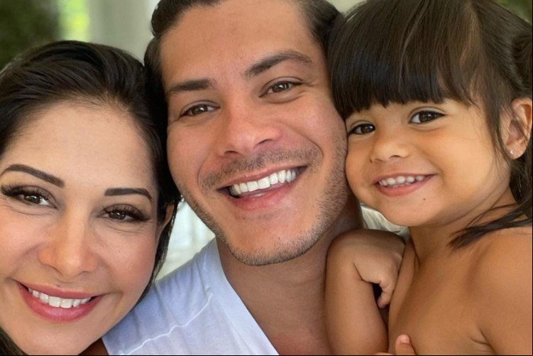 Arthur Aguiar, sua esposa Maíra Cardi e a filha do casal, Sophia