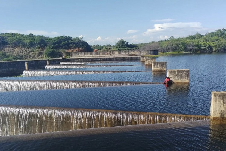 Barragem do Batalhão, em Crateús, é um dos 35 reservatórios cearenses que estão sangrando atualmente