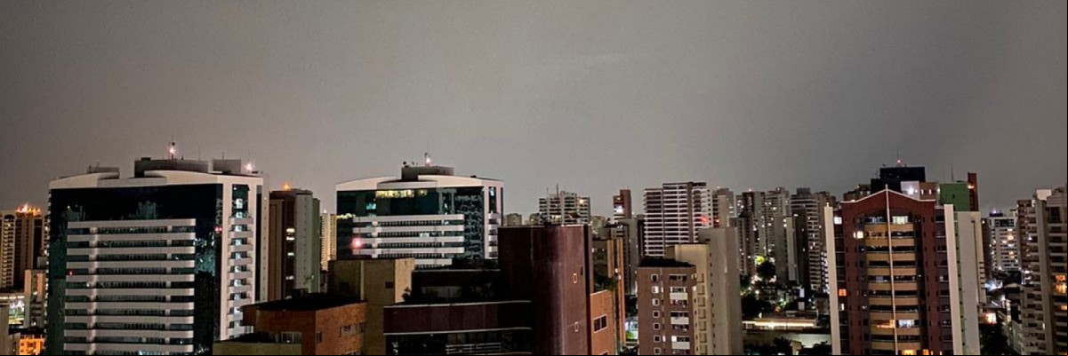 Chuva no bairro Meireles, em Fortaleza, na madrugada desta sexta-feira, 11