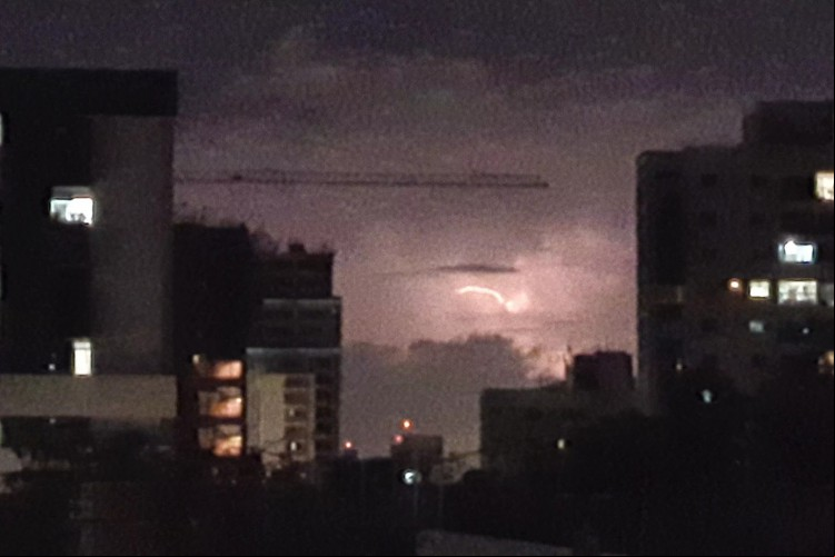 Raios registrados na noite de quinta-feira, 10 de março, em Fortaleza.