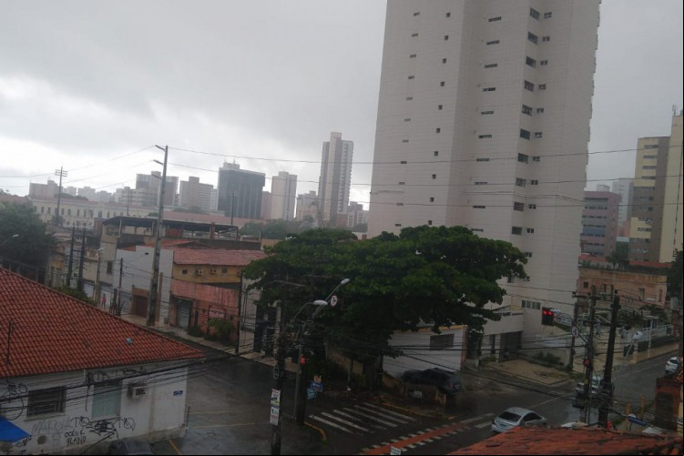 Chuva no Centro de Fortaleza, na manhã desta quarta-feira