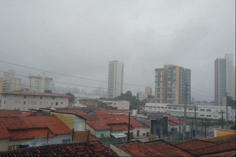 Chuva no Centro de Fortaleza, na manhã desta quarta-feira
