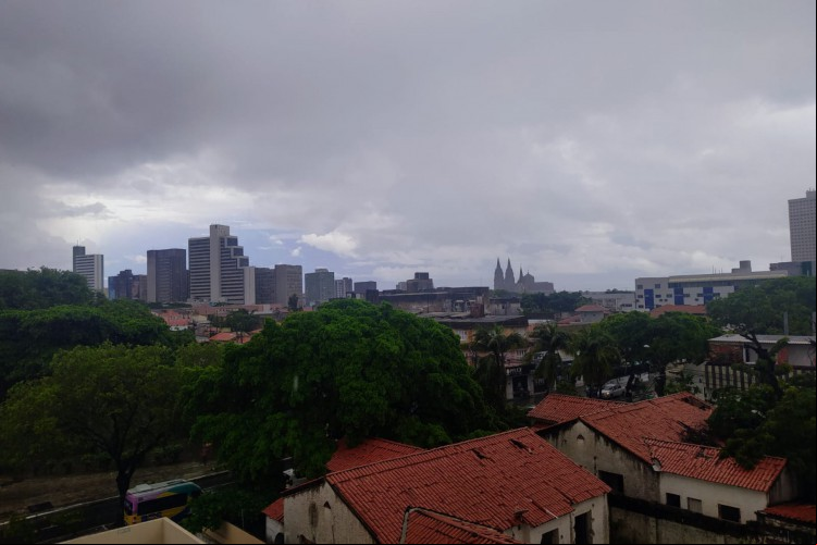 Céu nublado divide espaço com o espaço limpo, na avenida Dom Manuel,  no Centro de Fortaleza.