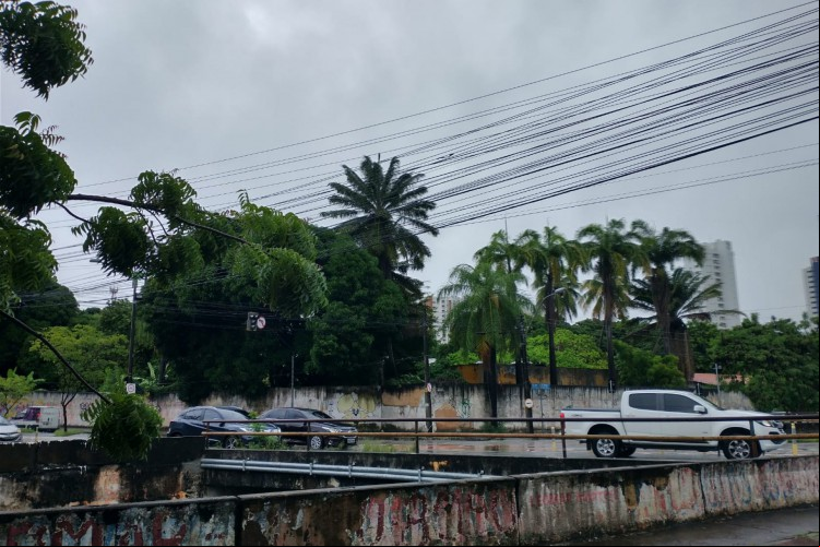 Avenida Eduardo Girão: chuva e fluxo de trânsito normal