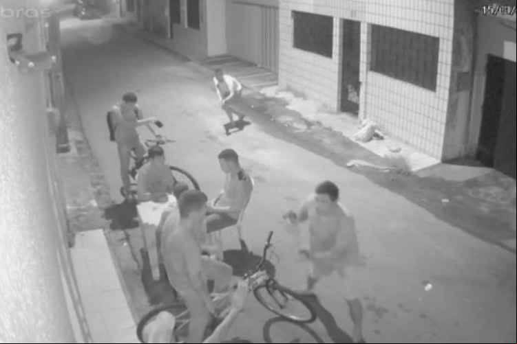 Vídeo mostra momento que jovens são surpreendidos por assaltantes no bairro Cidade 2000, em Fortaleza