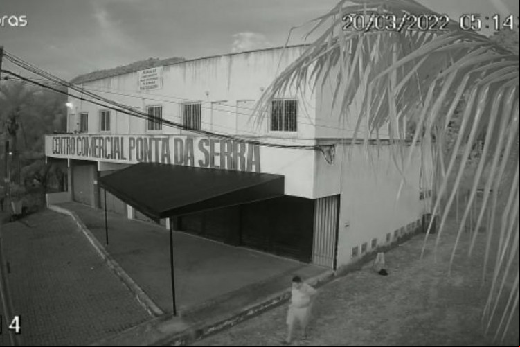Imagens das câmeras de segurança flagraram a ação criminosa em Itaitinga