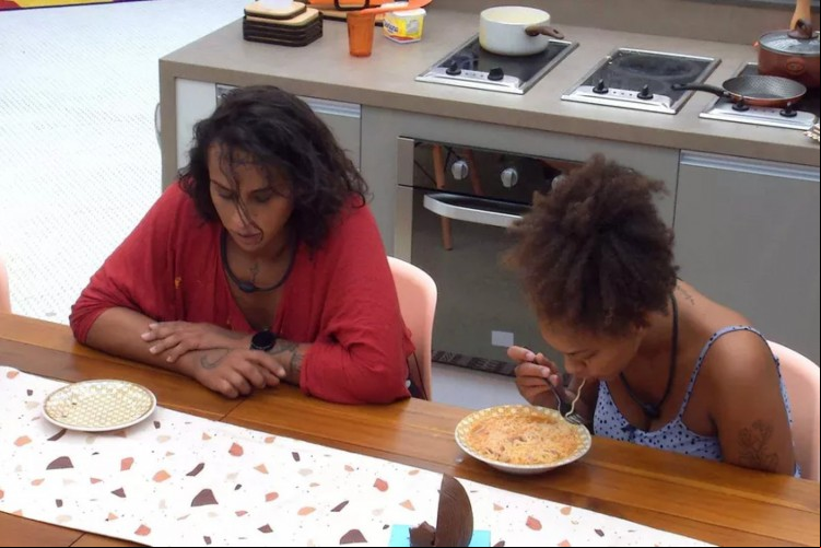 BBB 22: Linn e Jessilane na cozinha; veja que horas começa o reality show da TV Globo hoje (08/04) e o que vai ar