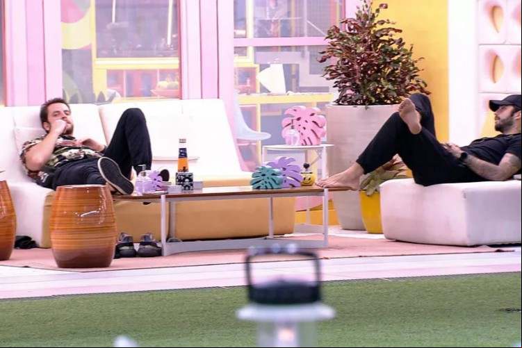 BBB 22: Pedro Scooby e Gustavo conversam na área externa; saiba o que mais vai ter no reality show hoje (14/04) e que horas começa