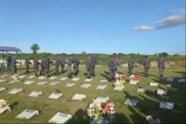 Sepultamento do tenente Leonardo Lírio reuniu amigos, familiares e profissionais da segurança. Ele foi baleado na cabeça no último dia 13 de abril 