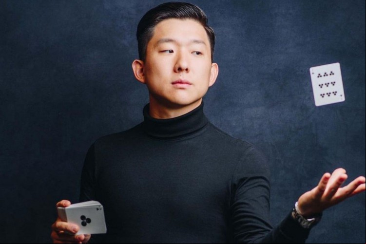 Pyong Lee é um ilusionista, mágico, hipnólogo e youtuber 