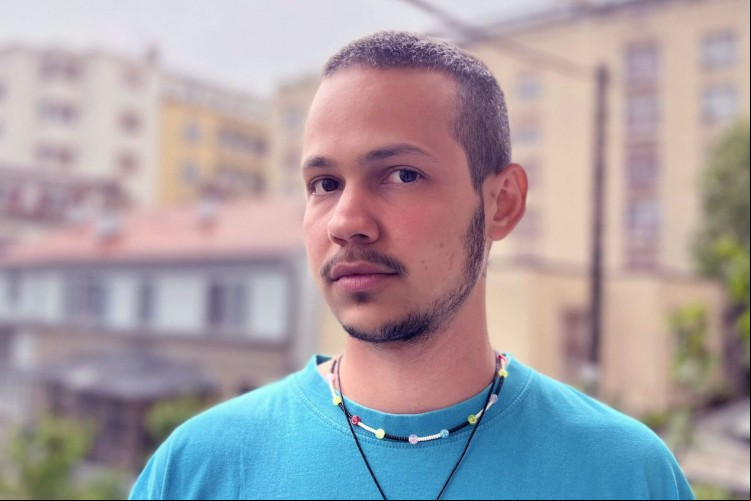 O artista cearense Jonas Van
mora na Suíça desde 2019