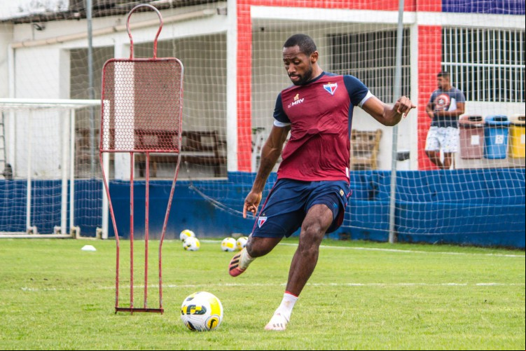 Zagueiro Tinga em treino do Fortaleza no Centro de Excelência Alcides Santos, no Pici