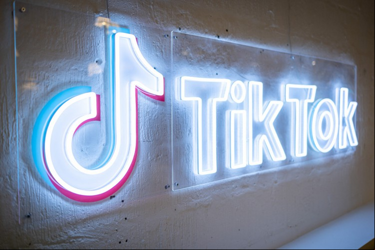 Tiktok lançará álbum com hits da plataforma no segundo semestre de 2022