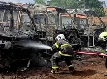 Fogo atingiu, pelo menos, três ônibus escolares que estavam estacionados no pátio da Prefeitura de Tamboril 