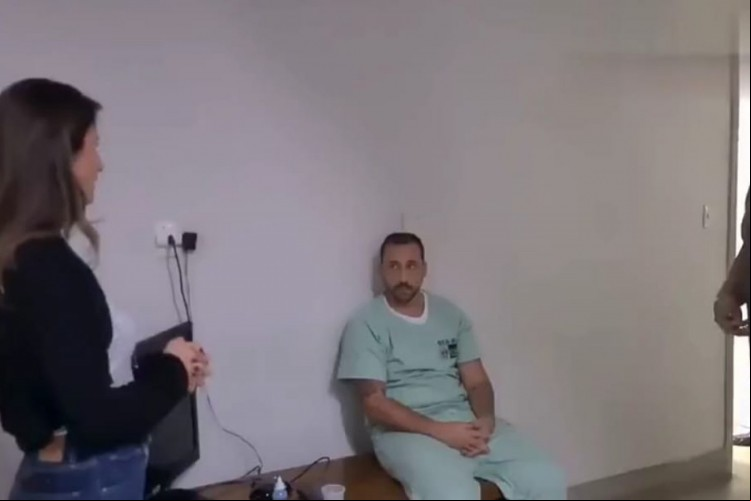 O flagrante aconteceu depois que os colegas de Giovanni suspeitaram das atitudes do médico anestesista durante os partos realizados na unidade de saúde Fluminense. Na imagem, momento em que o ele recebeu voz de prisão em flagrante