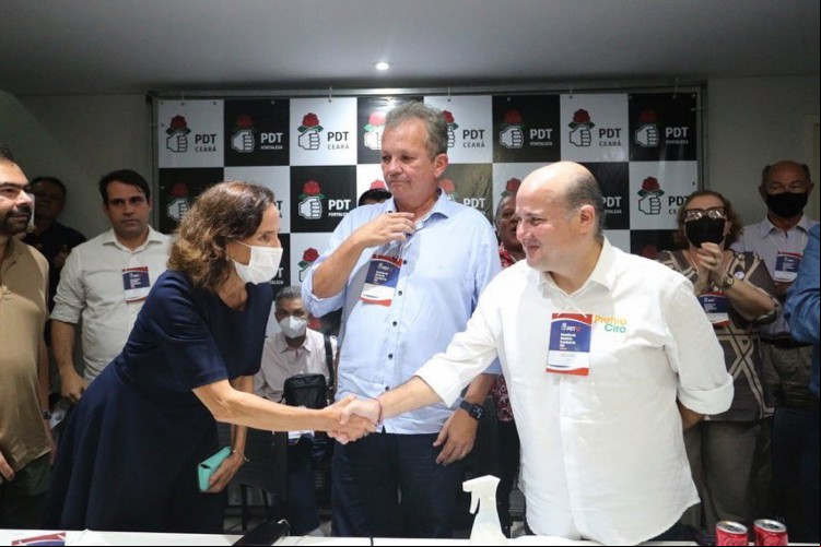 Izolda ao cumprimentar Roberto Cláudio após ele ser escolhido candidato do PDT a governador, em julho de 2022