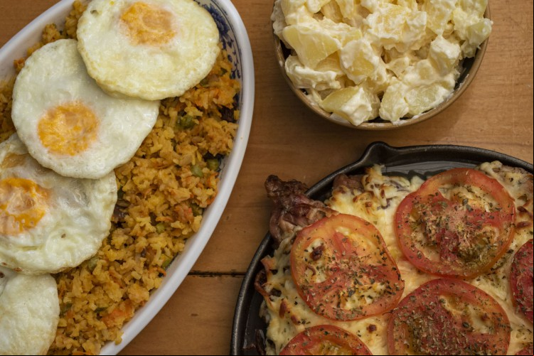 "Galo, Noites e Quintais", com "frango metido a galo", arroz à grega, ovos caipiras e salada de batatas, do espaço cultural e restaurante Cantinho do Frango