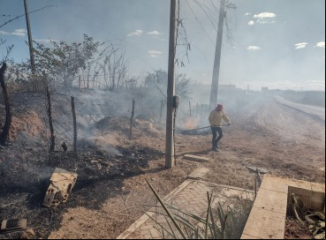 Brigadistas de Poranga atuam em incêndio em Nova Russas 
