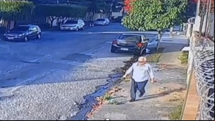 Imagens de uma câmera de segurança mostram o momento em que o promotor de Justiça Ricardo Memória, 66 anos, chega e sai da residência em que matou o idoso Durval César Leite, 72, em Fortaleza