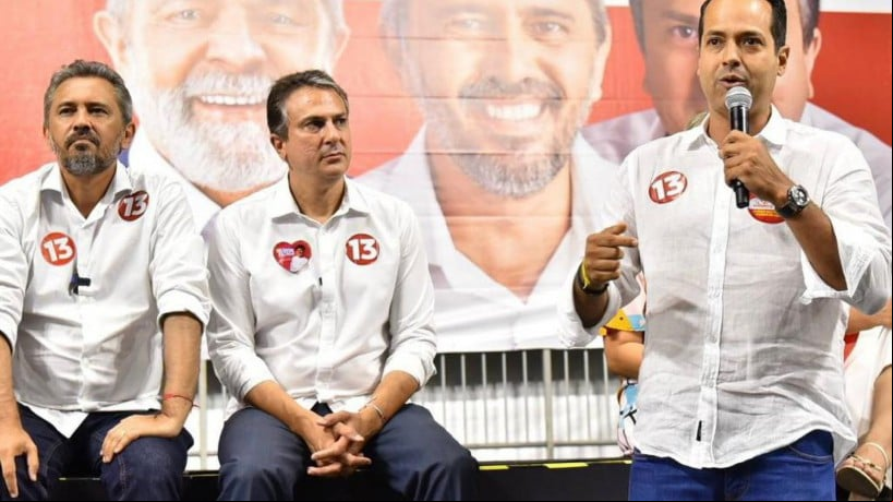 Prefeito de Caucaia, Vítor Valim (PSB), discursando ao lado do ministro da Educação, Camilo Santana (PT), e do governador do Ceará, Elmano de Freitas (PT)
