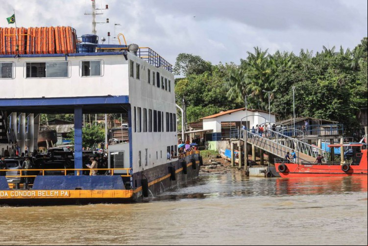 O ferry boat está garantindo o transporte gratuito de pessoas e veículos