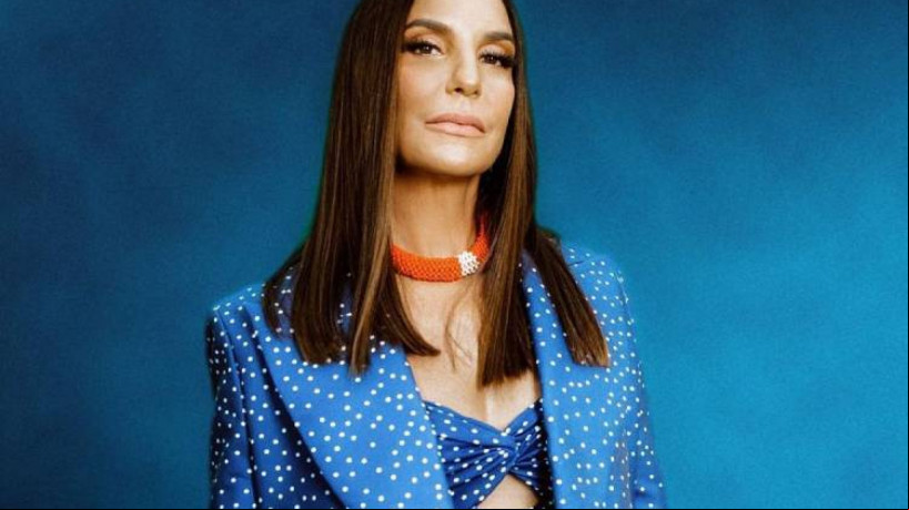 Ivete Sangalo chama a atenção de um rapaz que estava em seu trio empurrando as pessoas no pré-carnaval de Salvador