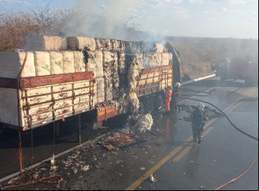 Carreta com algodão pega fogo na tarde desta quarta-feira, 12, após ar próximo a incêndio em vegetação na BR-020, entre Canindé e Caridade 