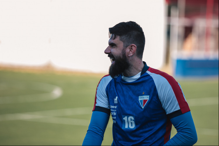 Goleiro Fernando Miguel em treino do Fortaleza no Centro de Excelência Alcides Santos, no Pici