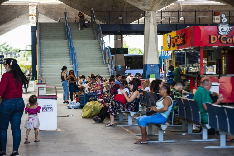 FORTALEZA, CEARÁ, BRASIL, 30-10-2022: Movimentação na Rodoviária João Tomé. (Foto: Fernanda Barros/ O Povo)