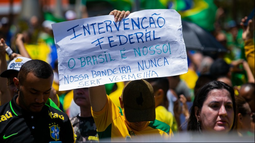 Manifestantes em frente à 10ª Região Militar, em Fortaleza