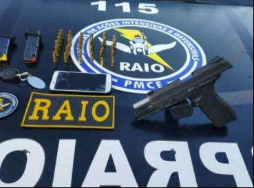 Com os autuados, foram apreendidas uma pistola e munições 