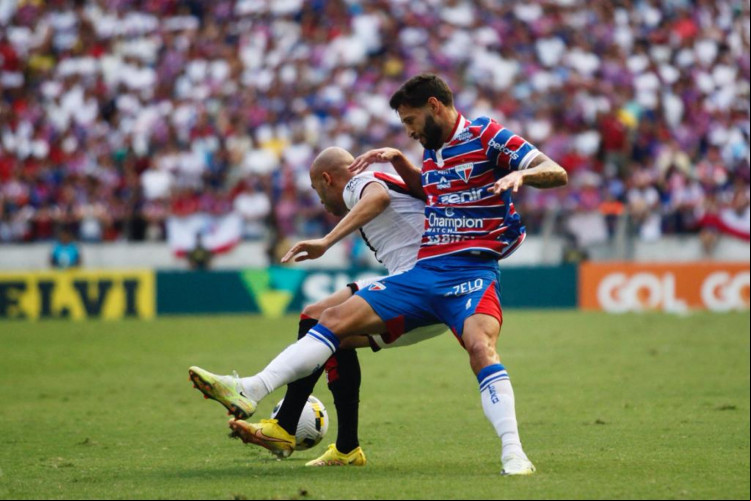 Juninho Capixaba em disputa de bola no jogo Fortaleza x Atlético-GO, na Arena Castelão, pelo Campeonato Brasileiro Série A