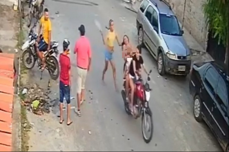 Digital influencer agride e derruba mulher e bebê de moto em Sobral.