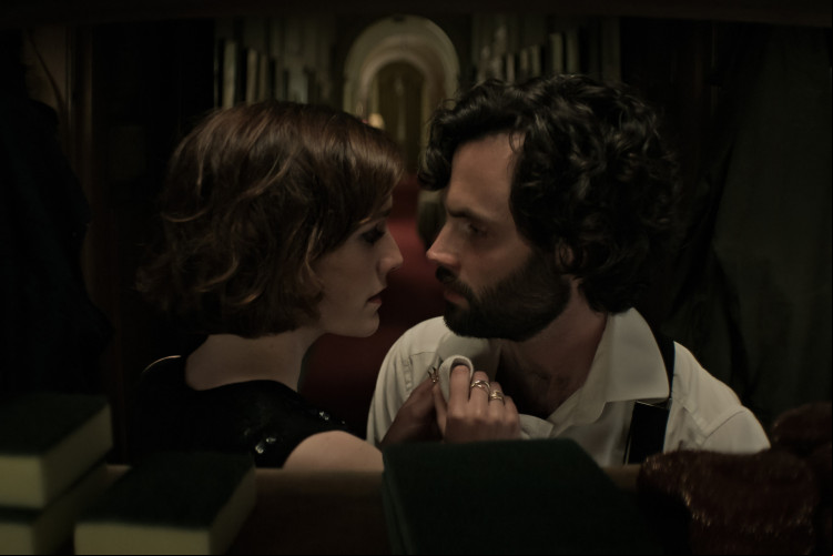 Charlotte Ritchie como Kate, Penn Badgley como Joe no episódio 405 de You