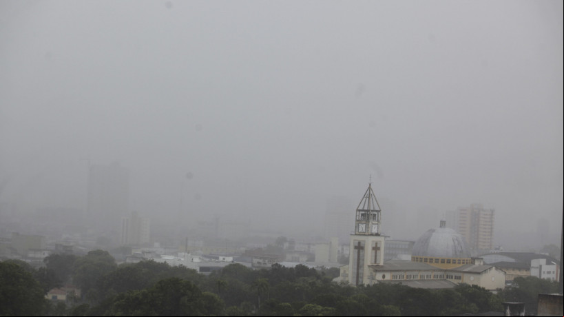 Fortaleza registrou precipitação forte desde a noite da quinta-feira, 23; chuva seguiu madrugada adentro