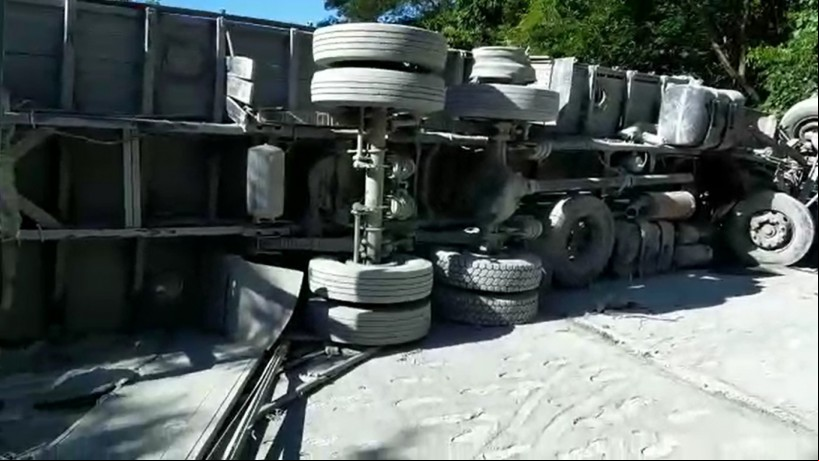 Caminhão tombou neste sábado, 28, próximo ao distrito de Caldas, em Barbalha