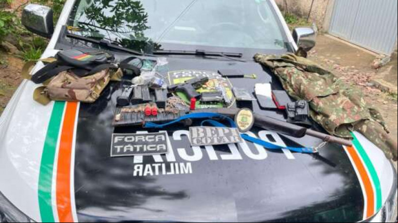 Armas e munições foram apreendidas pelos policiais