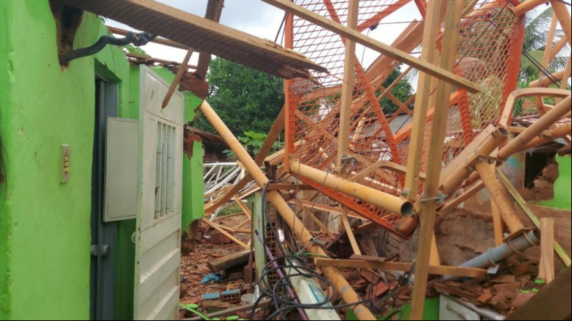 Desabamento de torre destruiu casas, mas ninguém se feriu