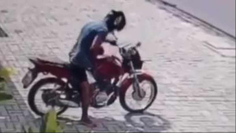 Imagens flagraram motociclista em ato de importunação sexual