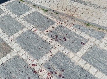 No dia seguinte, no local do crime, havia marcas de sangue 
