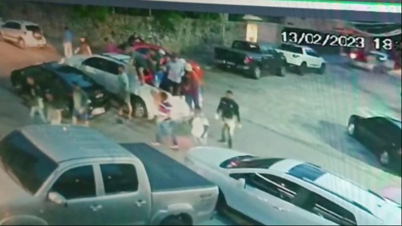 Imagens de câmeras de segurança flagraram o roubo de carros em concessionária de Fortaleza 