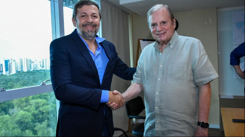 Ao lado de Tasso, o vice-prefeito Élcio Batista assina ficha de filiação ao PSDB