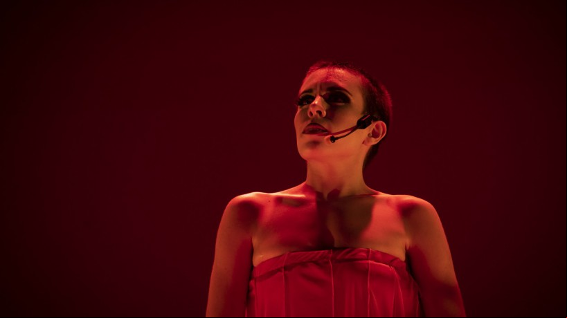 Multiartista Jéssica Teixeira apresenta o espetáculo