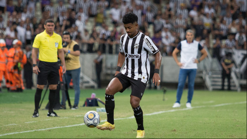 Lateral-direito Warley no Clássico-Rei Ceará x Fortaleza, na Arena Castelão, pela Copa do Nordeste 2023