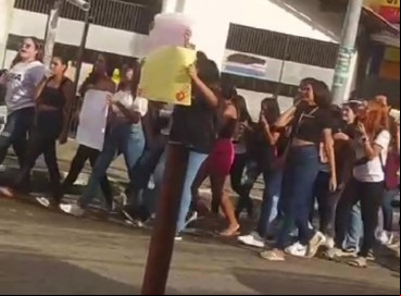 Estudantes foram às ruas do Centro de Paraipaba denunciar os assédios 