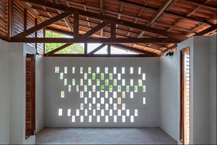 O espaço abriga exposições da ONG Aquasis voltadas para o público local e turistas