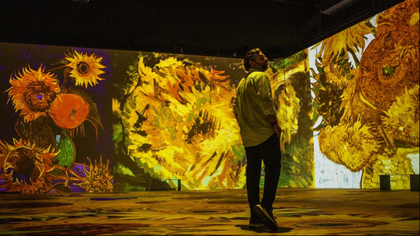 Exposição imersiva 8K de Vincent Van Gogh, no estacionamento do Shopping Rio Mar Fortaleza, oferece ingresso gratuito para as mães durante o Dia das Mães de 2023