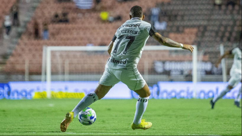Atacante Janderson em ação pelo Ceará na Copa do Brasil contra o Ituano